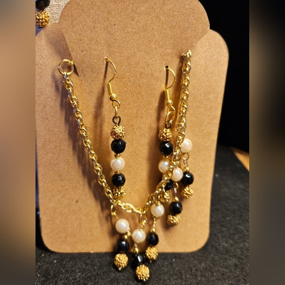 Handmade by me. Necklace earrings and bracelet set. Gild tone. Onyx and pearl. - Picture 3 of 6